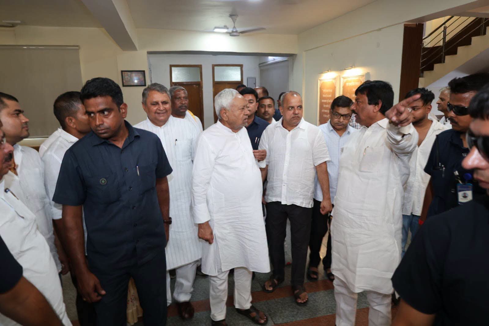 अचानक पूर्व सीएम नीतीश कुमार और डिप्टी सीएम विजय चौधरी पहुंचे राजगीर, राजगीर सालेपुर निर्माणाधीन सड़क और अन्य योजनाओं का लिया जायजा, अधिकारियों को दिए निर्देश 2