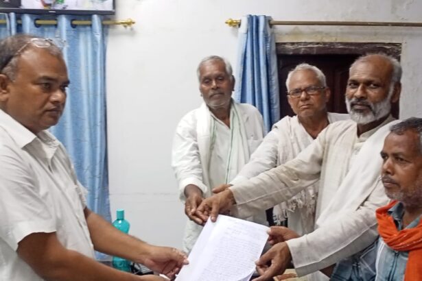 विभिन्न मांगों को लेकर खेत मजदूर यूनियन ने  बीडीओ को सौंपा 11 सूत्री मांगपत्र 3