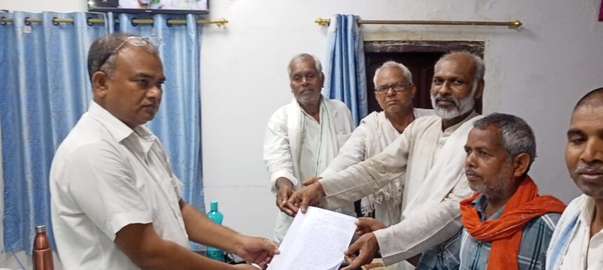 विभिन्न मांगों को लेकर खेत मजदूर यूनियन ने  बीडीओ को सौंपा 11 सूत्री मांगपत्र 1