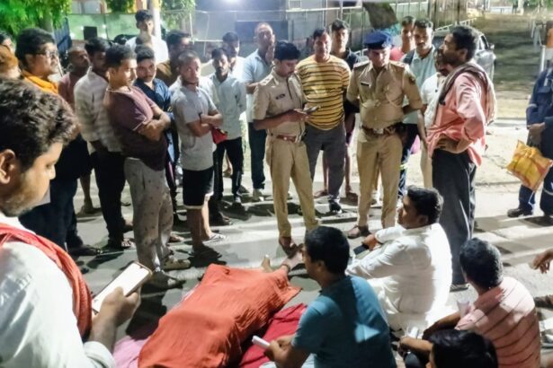 रिफाइनरी में कार्यरत कामगार मजदूर की मौत,पीड़ित परिवार ने आईओसीएल बरौनी के समक्ष शव रखकर किया प्रदर्शन 5