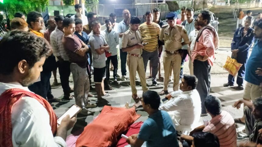 रिफाइनरी में कार्यरत कामगार मजदूर की मौत,पीड़ित परिवार ने आईओसीएल बरौनी के समक्ष शव रखकर किया प्रदर्शन 1