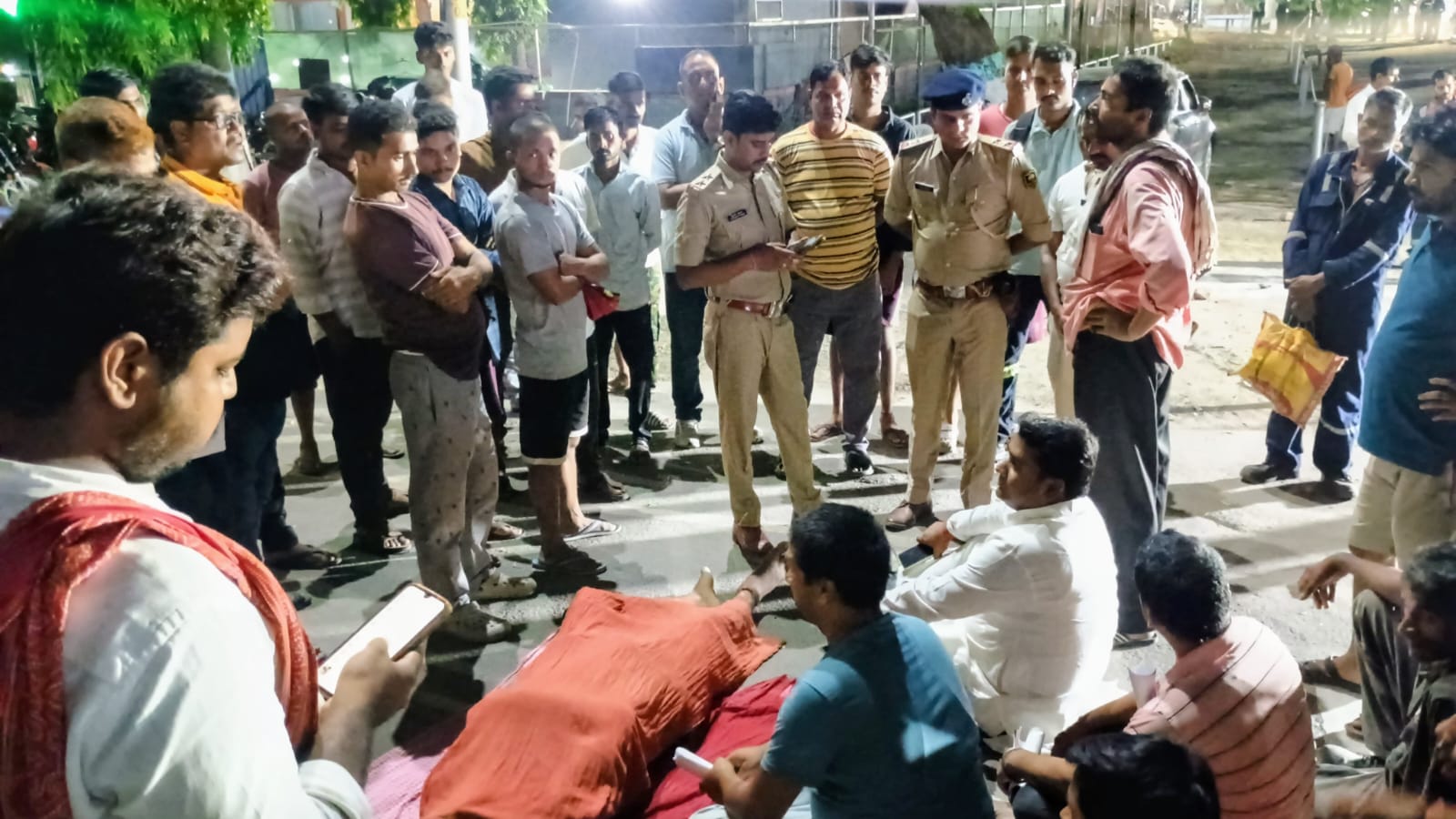 रिफाइनरी में कार्यरत कामगार मजदूर की मौत,पीड़ित परिवार ने आईओसीएल बरौनी के समक्ष शव रखकर किया प्रदर्शन 2