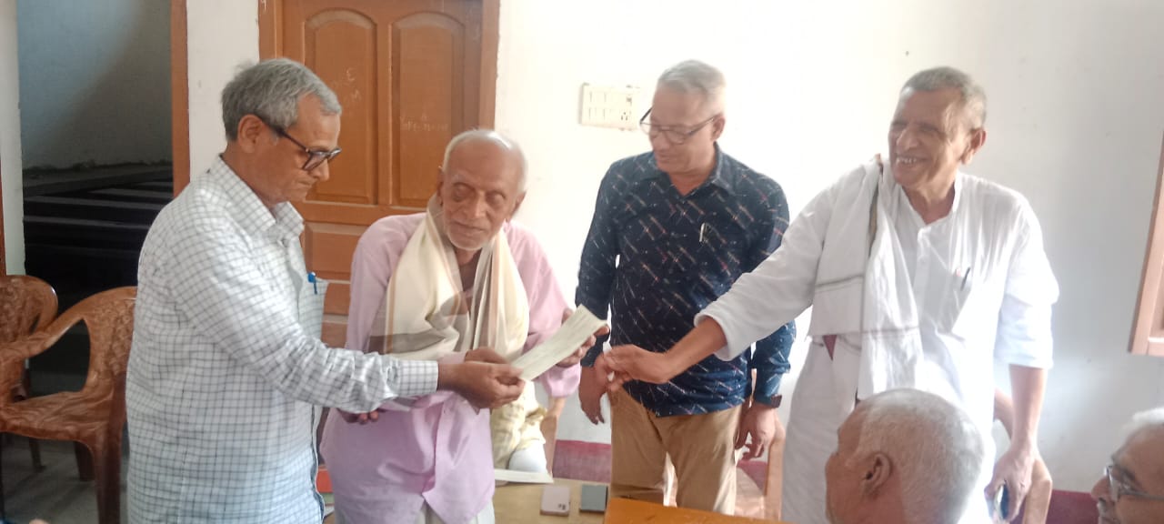 बीहट के आरसीएस स्मारक महाविद्यालय के अवकाश प्राप्त कर्मियों को 40 लाख की सहायता राशि, चेक देकर किया गया सम्मानित 3