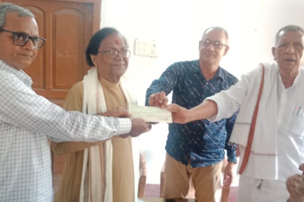 बीहट के आरसीएस स्मारक महाविद्यालय के अवकाश प्राप्त कर्मियों को 40 लाख की सहायता राशि, चेक देकर किया गया सम्मानित 3