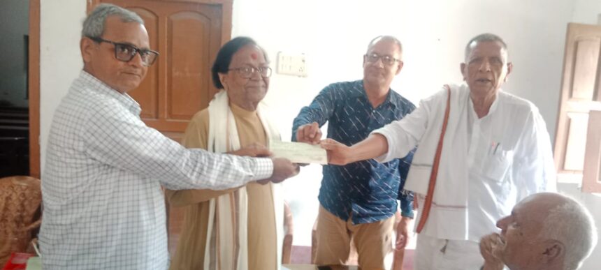 बीहट के आरसीएस स्मारक महाविद्यालय के अवकाश प्राप्त कर्मियों को 40 लाख की सहायता राशि, चेक देकर किया गया सम्मानित 1
