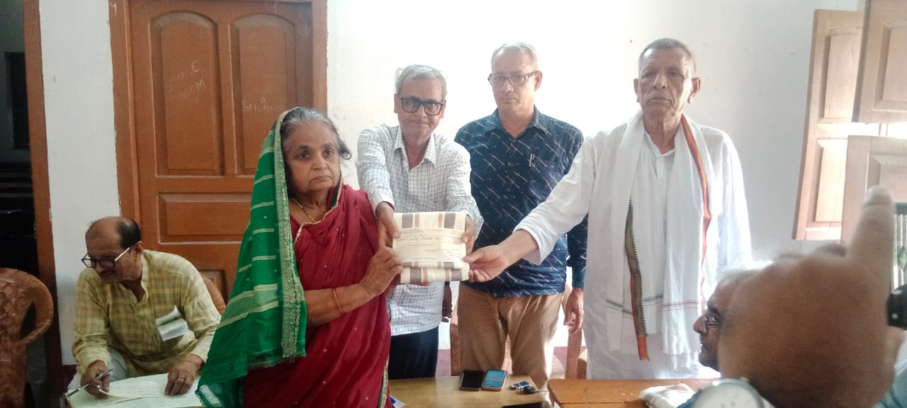 बीहट के आरसीएस स्मारक महाविद्यालय के अवकाश प्राप्त कर्मियों को 40 लाख की सहायता राशि, चेक देकर किया गया सम्मानित 2
