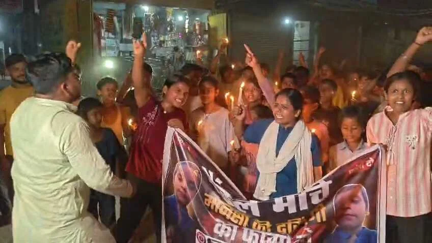 समस्तीपुर: मासूम से दुष्कर्म के बाद हत्या मामले में आरोपी गिरफ्तार, ग्रामीणों ने निकाला कैंडल मार्च, फांसी की सजा की उठाई मांग 1