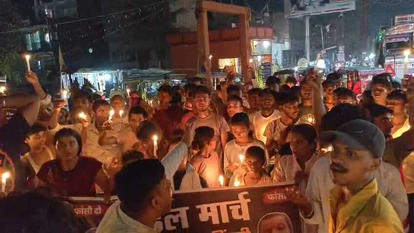 समस्तीपुर: मासूम से दुष्कर्म के बाद हत्या मामले में आरोपी गिरफ्तार, ग्रामीणों ने निकाला कैंडल मार्च, फांसी की सजा की उठाई मांग 2