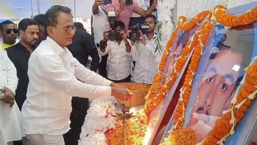 नालंदा: अस्थावां में आयोजित शहादत दिवस में पहुंचे राजद नेता अशोक महतो, अस्थावां में टीपी सिंह को दी श्रद्धांजलि, विरोधियों पर साधा निशाना 4