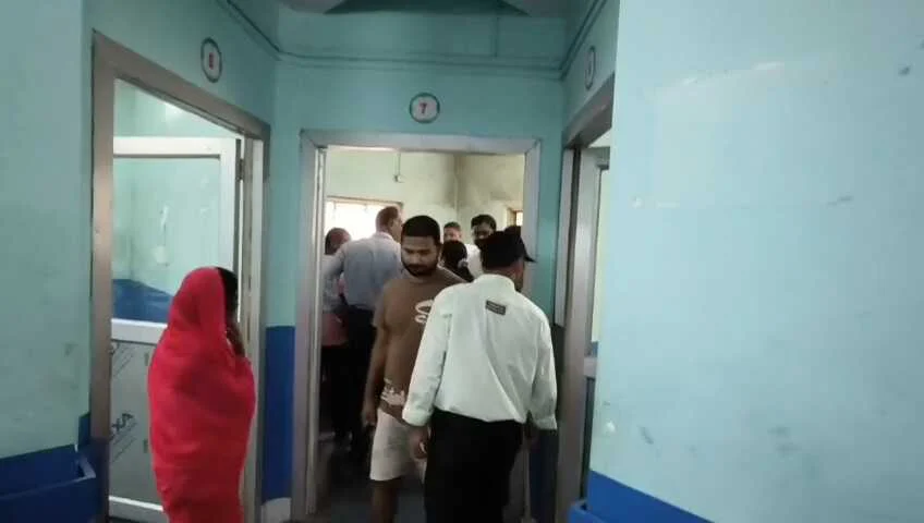 बेगूसराय सदर अस्पताल: ICU में भर्ती मरीज ने ही नर्स का मोबाइल उड़ाया, CCTV में कैद हुई करतूत 4