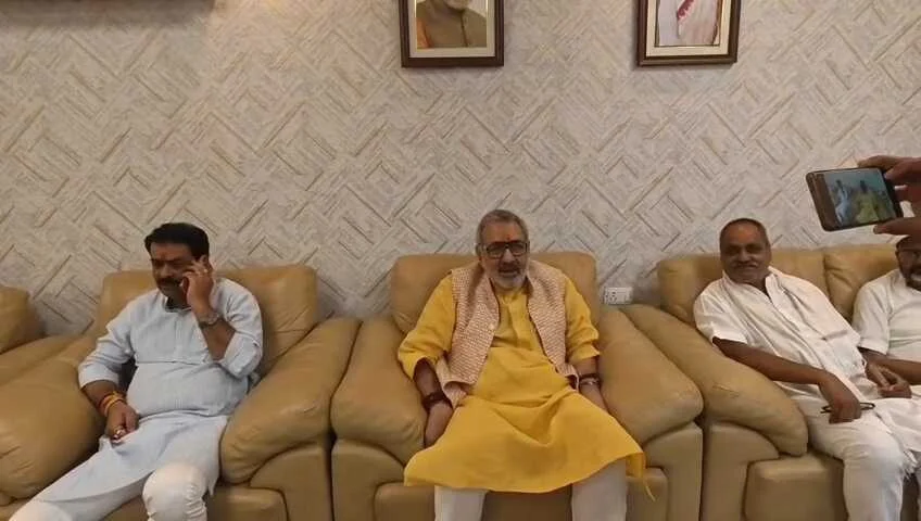 लालू परिवार पर गिरिराज सिंह का हमला, कहा- "दबाव की राजनीति सीखनी हो तो इनसे सीखें" 2