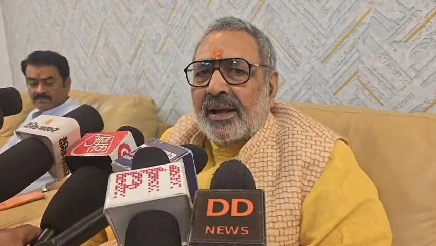 लालू परिवार पर गिरिराज सिंह का हमला, कहा- "दबाव की राजनीति सीखनी हो तो इनसे सीखें" 3