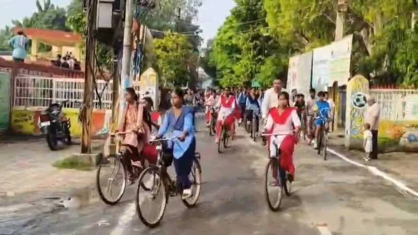बेगूसराय: विश्व साइकिल दिवस पर प्रशासन ने दिखाई एकजुटता, अधिकारियों ने साइकिल चलाकर दिया स्वस्थ पर्यावरण का संदेश 3