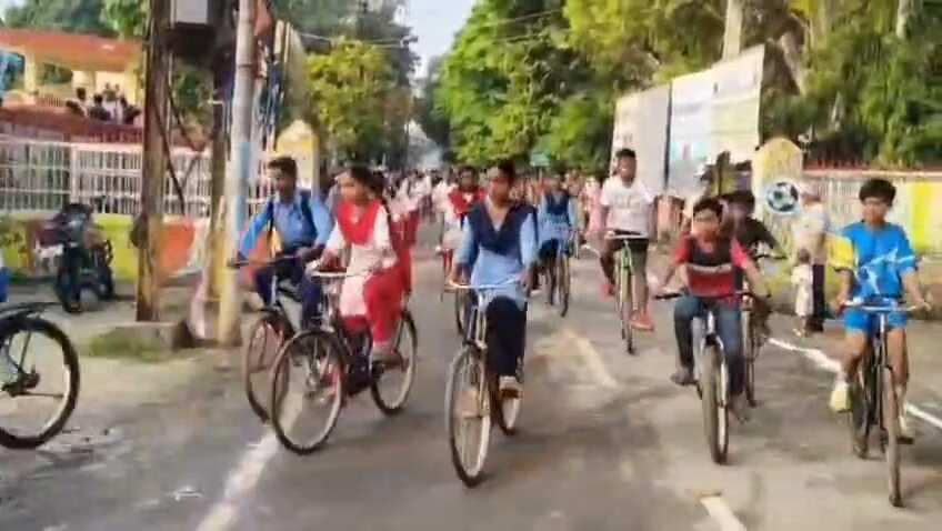 बेगूसराय: विश्व साइकिल दिवस पर प्रशासन ने दिखाई एकजुटता, अधिकारियों ने साइकिल चलाकर दिया स्वस्थ पर्यावरण का संदेश 4