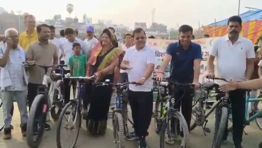 बेगूसराय: विश्व साइकिल दिवस पर प्रशासन ने दिखाई एकजुटता, अधिकारियों ने साइकिल चलाकर दिया स्वस्थ पर्यावरण का संदेश 2