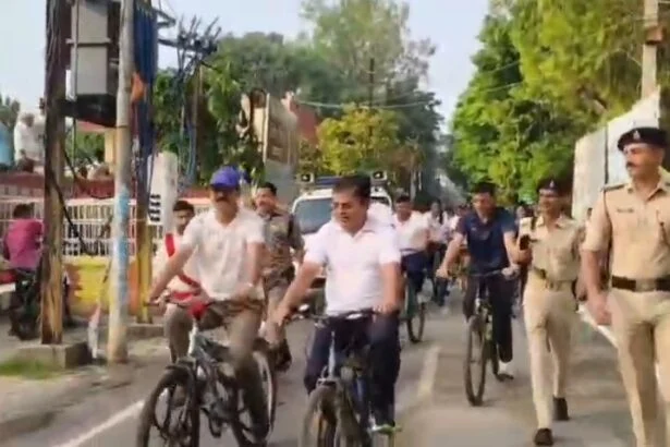 बेगूसराय: विश्व साइकिल दिवस पर प्रशासन ने दिखाई एकजुटता, अधिकारियों ने साइकिल चलाकर दिया स्वस्थ पर्यावरण का संदेश 1