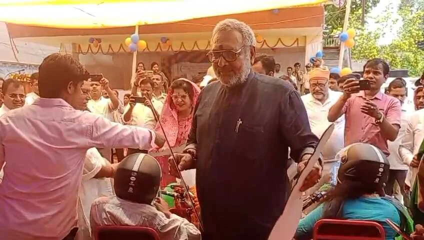 बेगूसराय: केंद्रीय मंत्री गिरिराज सिंह ने समाज कल्याण शिविर का किया उद्घाटन, दिव्यांगों के बीच बांटे सहायक उपकरण 4