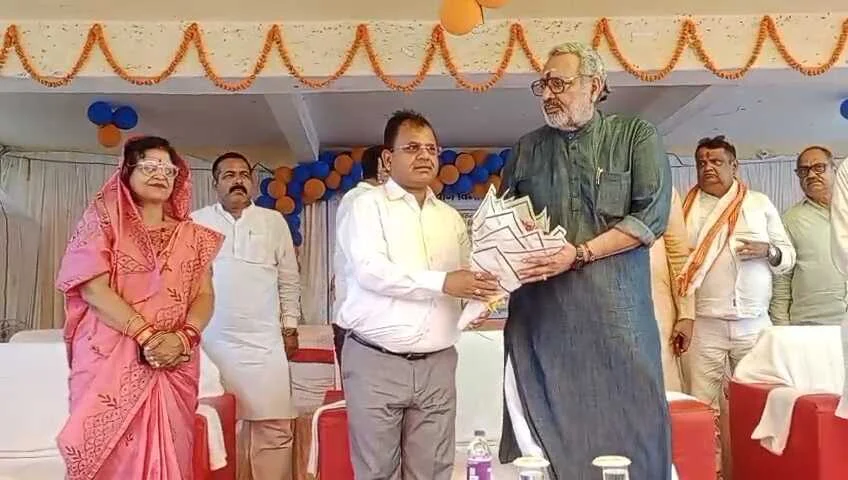 बेगूसराय: केंद्रीय मंत्री गिरिराज सिंह ने समाज कल्याण शिविर का किया उद्घाटन, दिव्यांगों के बीच बांटे सहायक उपकरण 3