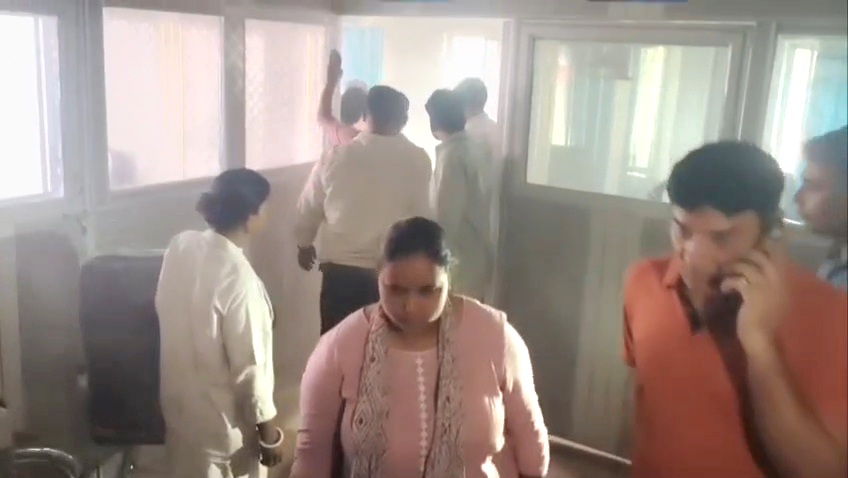 बेगूसराय सदर अस्पताल के चिल्ड्रेन वार्ड में शॉर्ट सर्किट से लगी आग, तत्परता से टला बड़ा हादसा 3