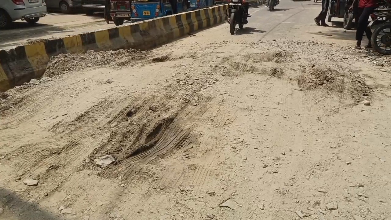 बिहार शरीफ नगर निगम की लापरवाही पड़ी भारी, धंसी सड़क में फंसी सरकारी बस, यात्रियों में मची भगदड़, टला बड़ा हादसा 3
