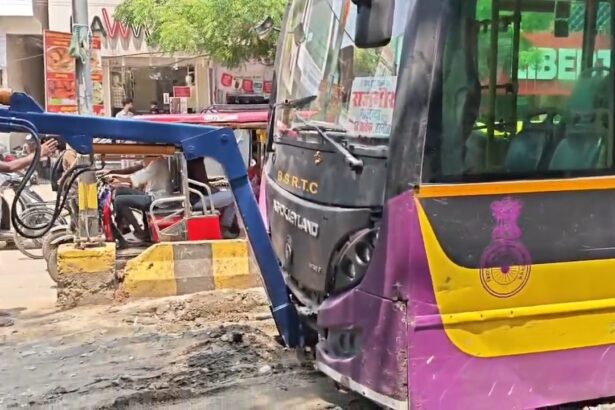 बिहार शरीफ नगर निगम की लापरवाही पड़ी भारी, धंसी सड़क में फंसी सरकारी बस, यात्रियों में मची भगदड़, टला बड़ा हादसा 3