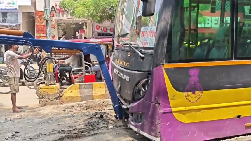 बिहार शरीफ नगर निगम की लापरवाही पड़ी भारी, धंसी सड़क में फंसी सरकारी बस, यात्रियों में मची भगदड़, टला बड़ा हादसा 1