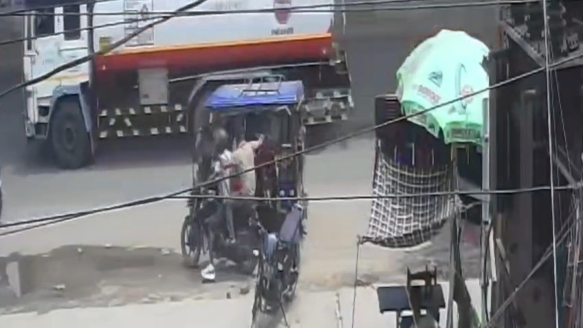बेगूसराय में दिनदहाड़े ऑटो से उतरते ही महिला के गले से झपटी सोने की चेन, CCTV में कैद हुई वारदात 2