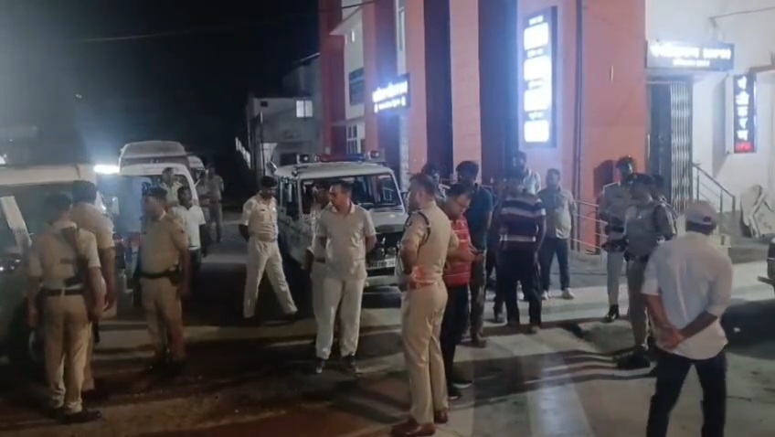 बेगूसराय में भीषण सड़क हादसा: ट्रक में टकराई कार, 3 थाना प्रभारियों समेत 4 की मौत 4