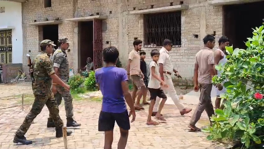 बेगूसराय में चोरों का तांडव: एक ही रात में दो घरों से 20 लाख की चोरी, आक्रोशित ग्रामीणों का थाने पर किया हंगामा 2