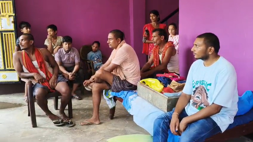 बेगूसराय में चोरों का तांडव: एक ही रात में दो घरों से 20 लाख की चोरी, आक्रोशित ग्रामीणों का थाने पर किया हंगामा 3