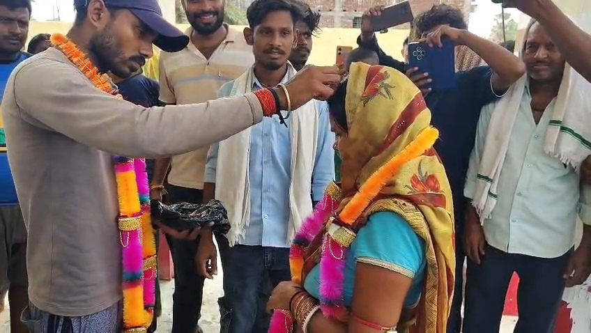 नालंदा: 3 बच्चों की मां को 24 साल के युवक से हुआ प्यार, पति और ग्रामीणों की मौजूदगी में रचाई शादी 5