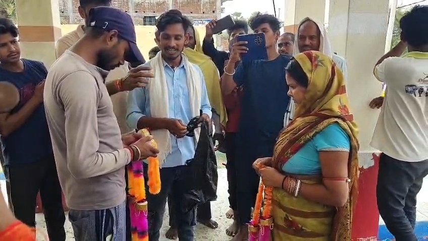 नालंदा: 3 बच्चों की मां को 24 साल के युवक से हुआ प्यार, पति और ग्रामीणों की मौजूदगी में रचाई शादी 3