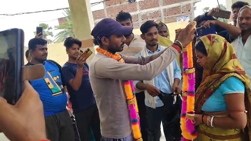नालंदा: 3 बच्चों की मां को 24 साल के युवक से हुआ प्यार, पति और ग्रामीणों की मौजूदगी में रचाई शादी 2