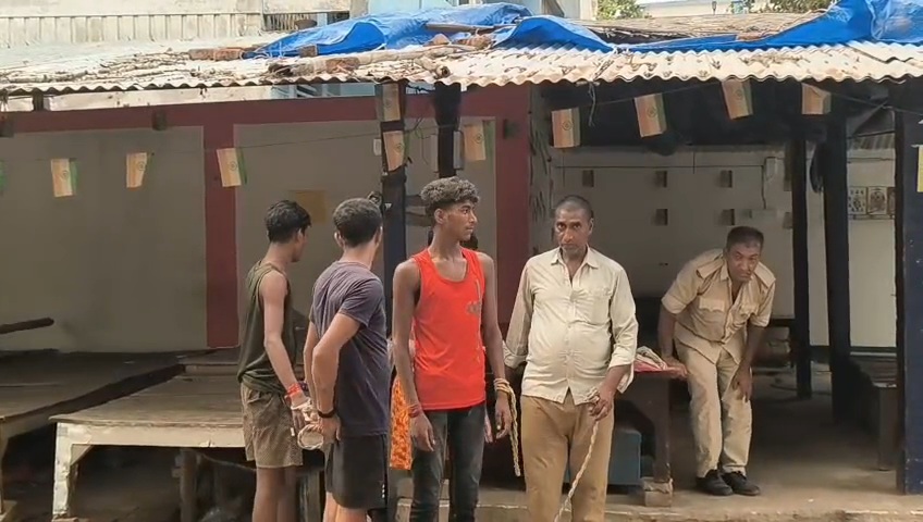 बेगूसराय में पानी के छींटे को लेकर दो समुदायों में हिंसक झड़प: ईंट-पत्थर चले, 6 घायल; 9 गिरफ्तार 3