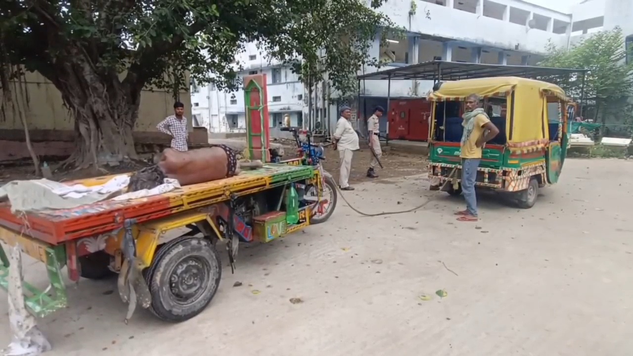 नालंदा: दीपनगर पुलिस द्वारा अज्ञात शव को जुगाड़ वाहन पर किया लोड, रास्ते में जुगाड़ू वाहन हुआ खराब, टेंपो से टोचन कर लाया सदर अस्पताल 3
