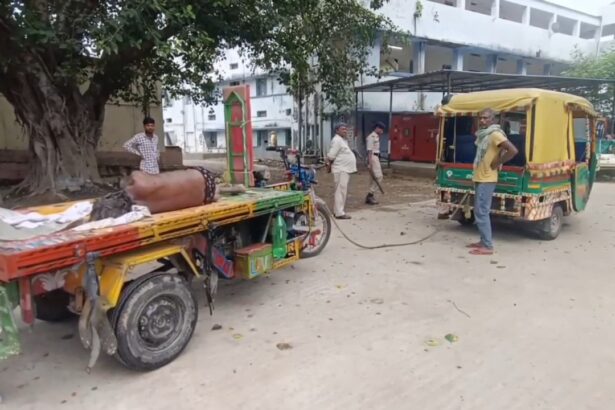 नालंदा: दीपनगर पुलिस द्वारा अज्ञात शव को जुगाड़ वाहन पर किया लोड, रास्ते में जुगाड़ू वाहन हुआ खराब, टेंपो से टोचन कर लाया सदर अस्पताल 4