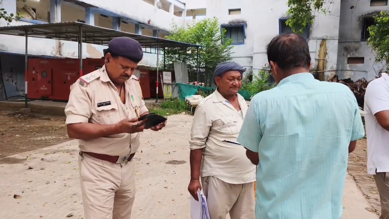 नालंदा: दीपनगर पुलिस द्वारा अज्ञात शव को जुगाड़ वाहन पर किया लोड, रास्ते में जुगाड़ू वाहन हुआ खराब, टेंपो से टोचन कर लाया सदर अस्पताल 2