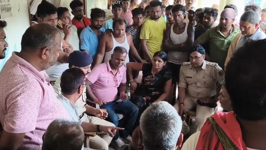 समस्तीपुर में गिट्टी-बालू कारोबारी की गोली मारकर हत्या के बाद 3 घंटे तक सड़क जाम, आगजनी कर फूटा लोगों का गुस्सा 2