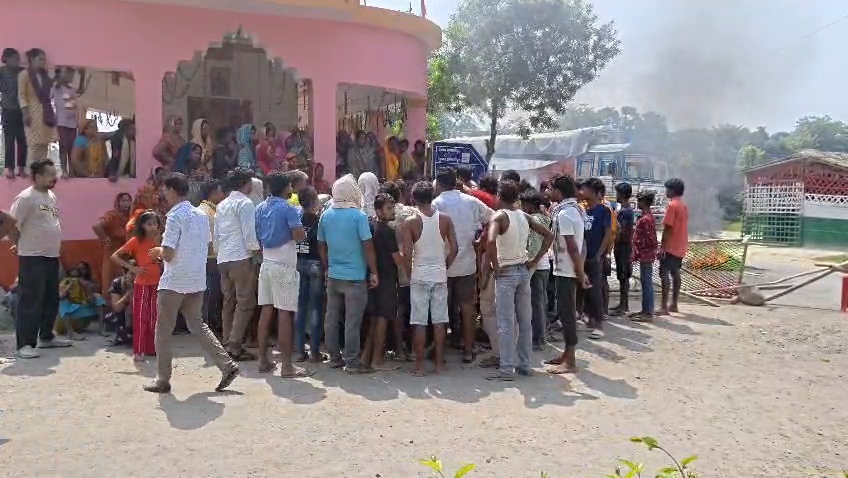 समस्तीपुर में गिट्टी-बालू कारोबारी की गोली मारकर हत्या के बाद 3 घंटे तक सड़क जाम, आगजनी कर फूटा लोगों का गुस्सा 3