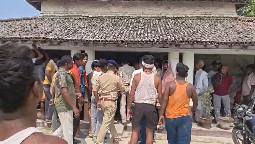 समस्तीपुर में गिट्टी-बालू कारोबारी की गोली मारकर हत्या के बाद 3 घंटे तक सड़क जाम, आगजनी कर फूटा लोगों का गुस्सा 4