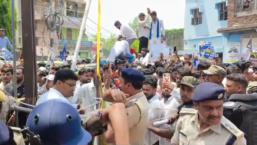 राजगीर मॉब लिंचिंग: दलित युवकों की मौत के खिलाफ बिहारशरीफ में विशाल प्रदर्शन, पप्पू यादव और कांग्रेस नेताओं ने भरी हुंकार 2