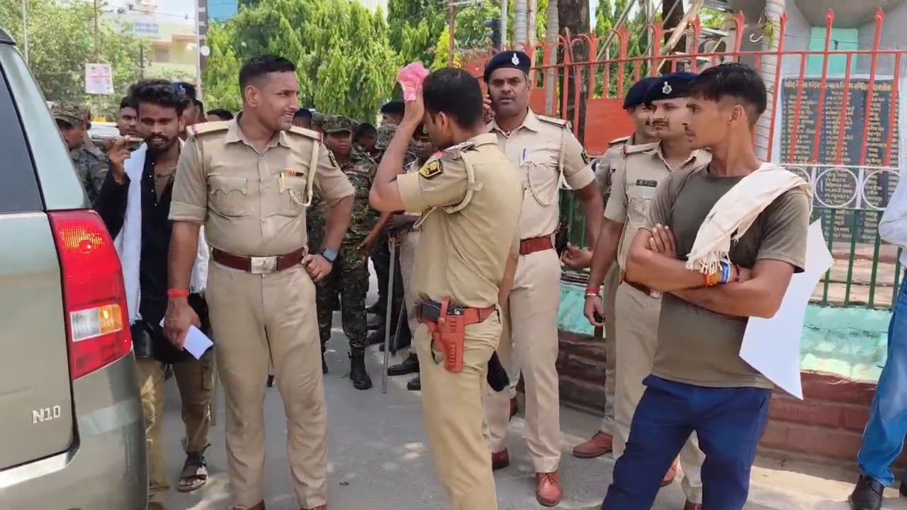 राजगीर मॉब लिंचिंग: दलित युवकों की मौत के खिलाफ बिहारशरीफ में विशाल प्रदर्शन, पप्पू यादव और कांग्रेस नेताओं ने भरी हुंकार 4