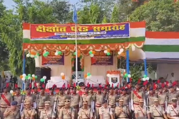 बेगूसराय: पुलिस लाइन में 241 प्रशिक्षु सिपाहियों का दीक्षांत समारोह संपन्न, डीआईजी ने दिलाई सेवा और अनुशासन की शपथ 1