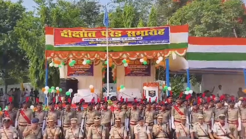 बेगूसराय: पुलिस लाइन में 241 प्रशिक्षु सिपाहियों का दीक्षांत समारोह संपन्न, डीआईजी ने दिलाई सेवा और अनुशासन की शपथ 6