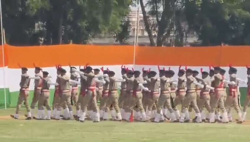 बेगूसराय: पुलिस लाइन में 241 प्रशिक्षु सिपाहियों का दीक्षांत समारोह संपन्न, डीआईजी ने दिलाई सेवा और अनुशासन की शपथ 3