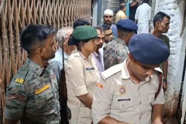 समस्तीपुर शहर के शक्ति धाम प्लाजा में शॉर्ट सर्किट से लगी भीषण आग, दमकल ने समय रहते पाया काबू 1