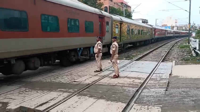 चलती ट्रेन पर पत्थरबाजी पड़ सकती है भारी: समस्तीपुर रेल मंडल में RPF का विशेष जागरूकता अभियान, कानून और सुरक्षा नियमों की दी जानकारी 2