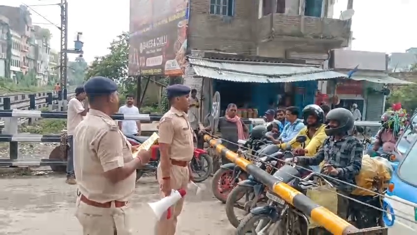 चलती ट्रेन पर पत्थरबाजी पड़ सकती है भारी: समस्तीपुर रेल मंडल में RPF का विशेष जागरूकता अभियान, कानून और सुरक्षा नियमों की दी जानकारी 3