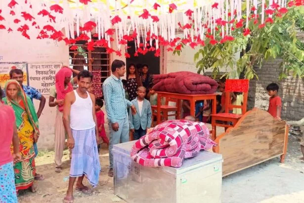 मदद की मिसाल: उजियारपुर में गरीब की बेटी की शादी के लिए आगे आए समाजसेवी राजू सहनी, दिया फर्नीचर और आर्थिक सहयोग 5