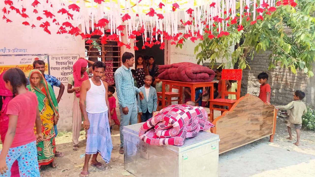 मदद की मिसाल: उजियारपुर में गरीब की बेटी की शादी के लिए आगे आए समाजसेवी राजू सहनी, दिया फर्नीचर और आर्थिक सहयोग 9